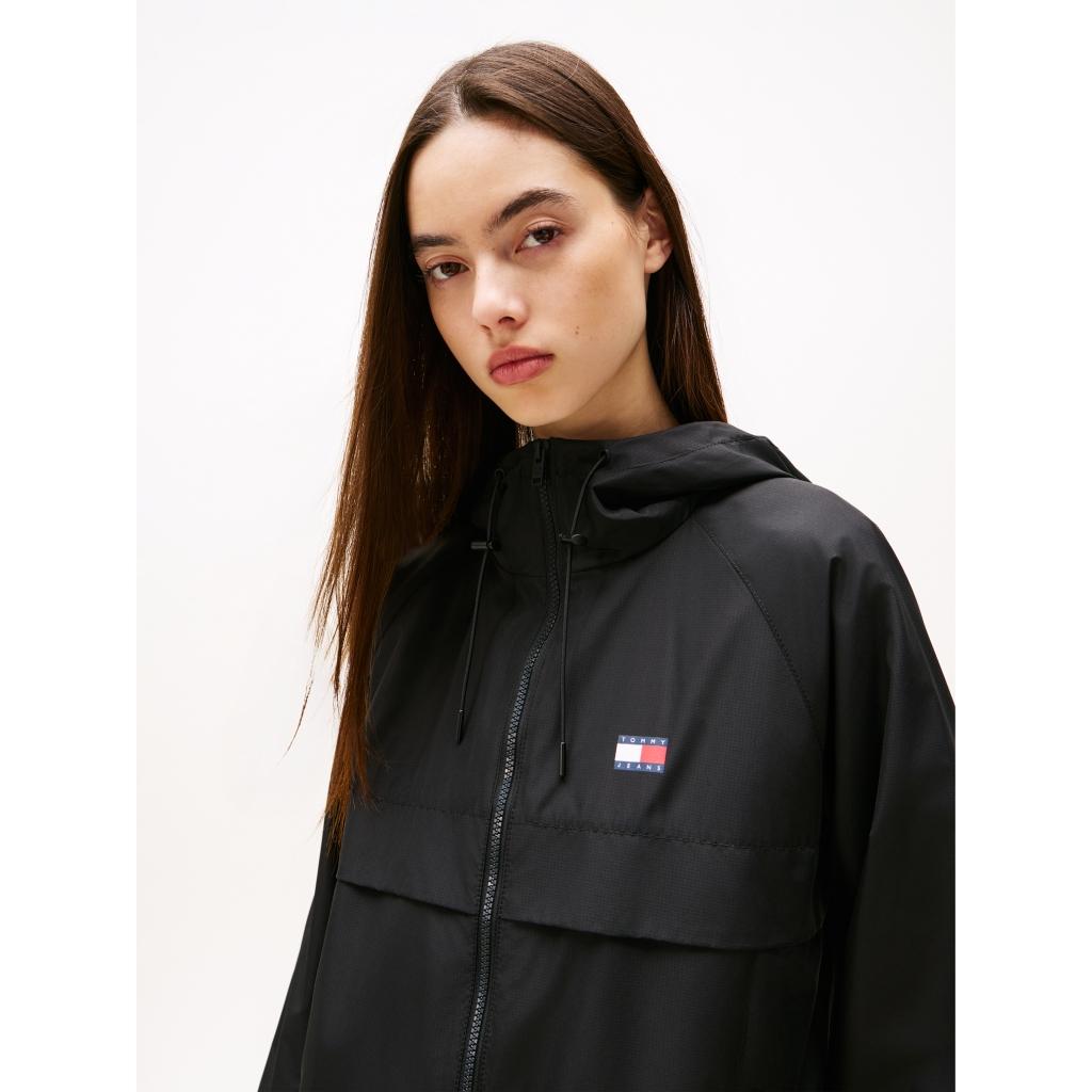 Tommy-Jeans_musta-sporttinen-tuulitakki_windbreaker-takki