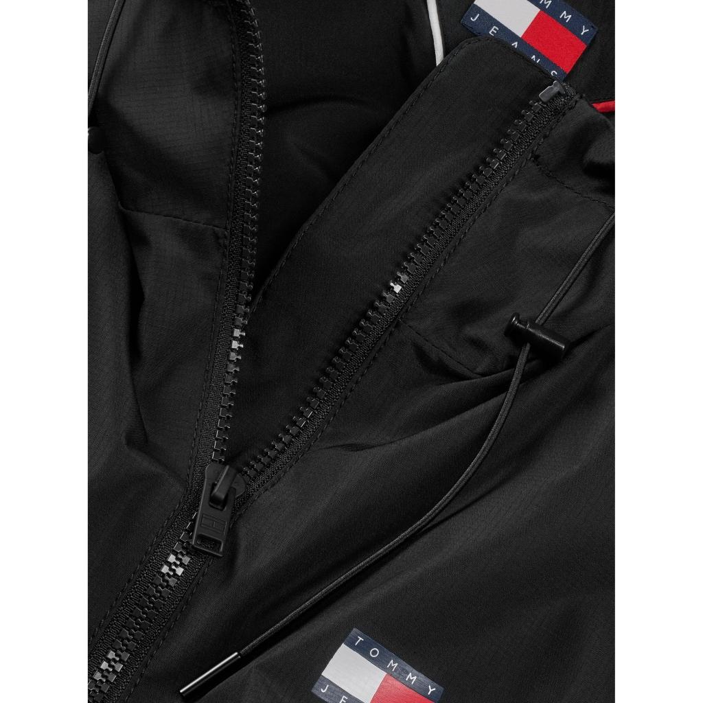 Tommy-Jeans_musta-sporttinen-tuulitakki_windbreaker-takki