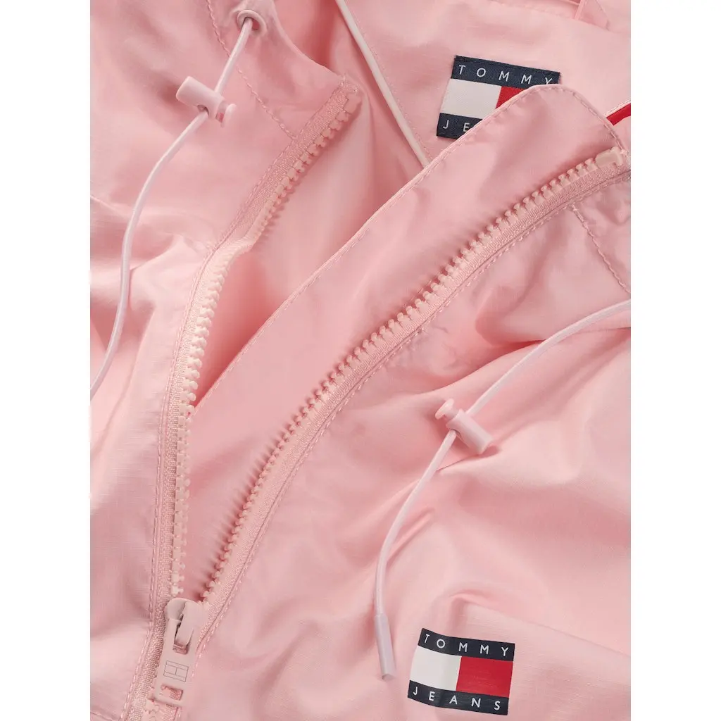 Tommy-Jeans_naisten-vaalean-pinkki-tuulitakki_winderbreaker-takki_pinkki_TH3_DW0DW20672TH3_7-5.webp