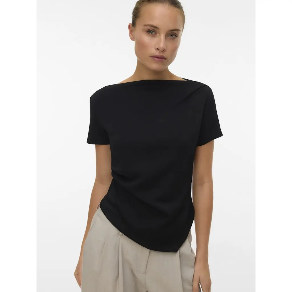 VERO-MODA_musta-t-paita-epasymmetrisella-helmalla-ja-venepaantiella