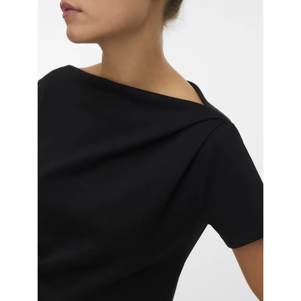 VERO-MODA_musta-t-paita-epasymmetrisella-helmalla-ja-venepaantiella