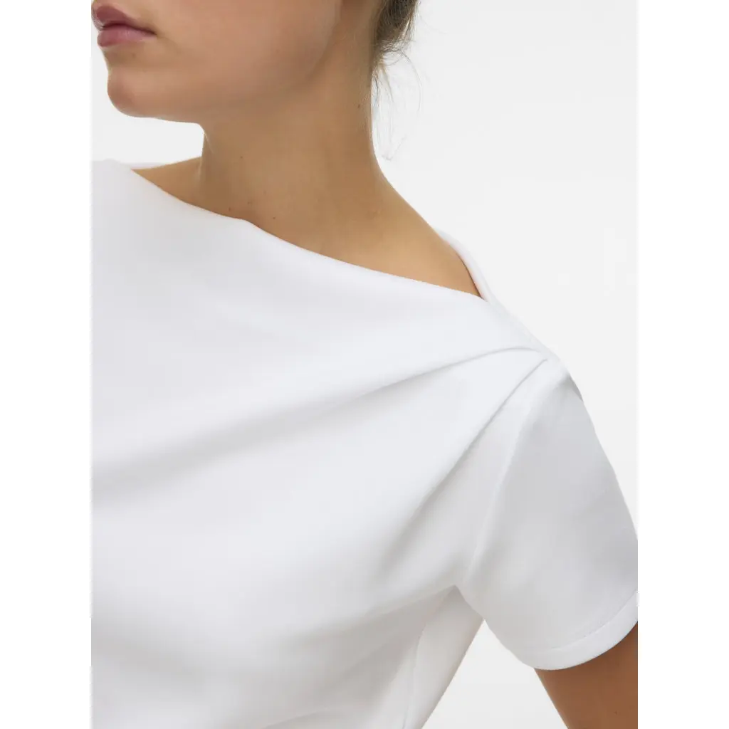 VERO-MODA_valkoinen-t-paita-epasymmetrisella-helmalla-ja-venepaantiella