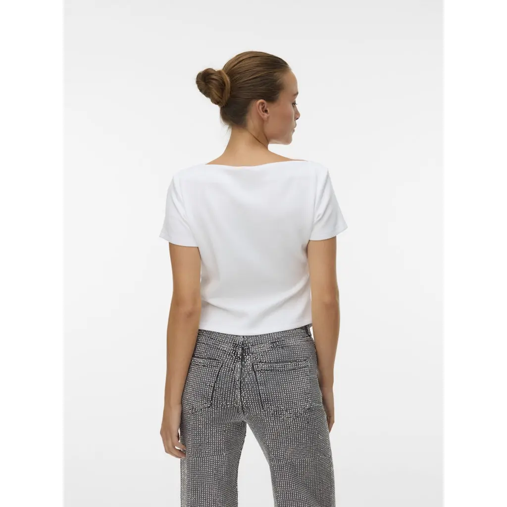 VERO-MODA_valkoinen-t-paita-epasymmetrisella-helmalla-ja-venepaantiella