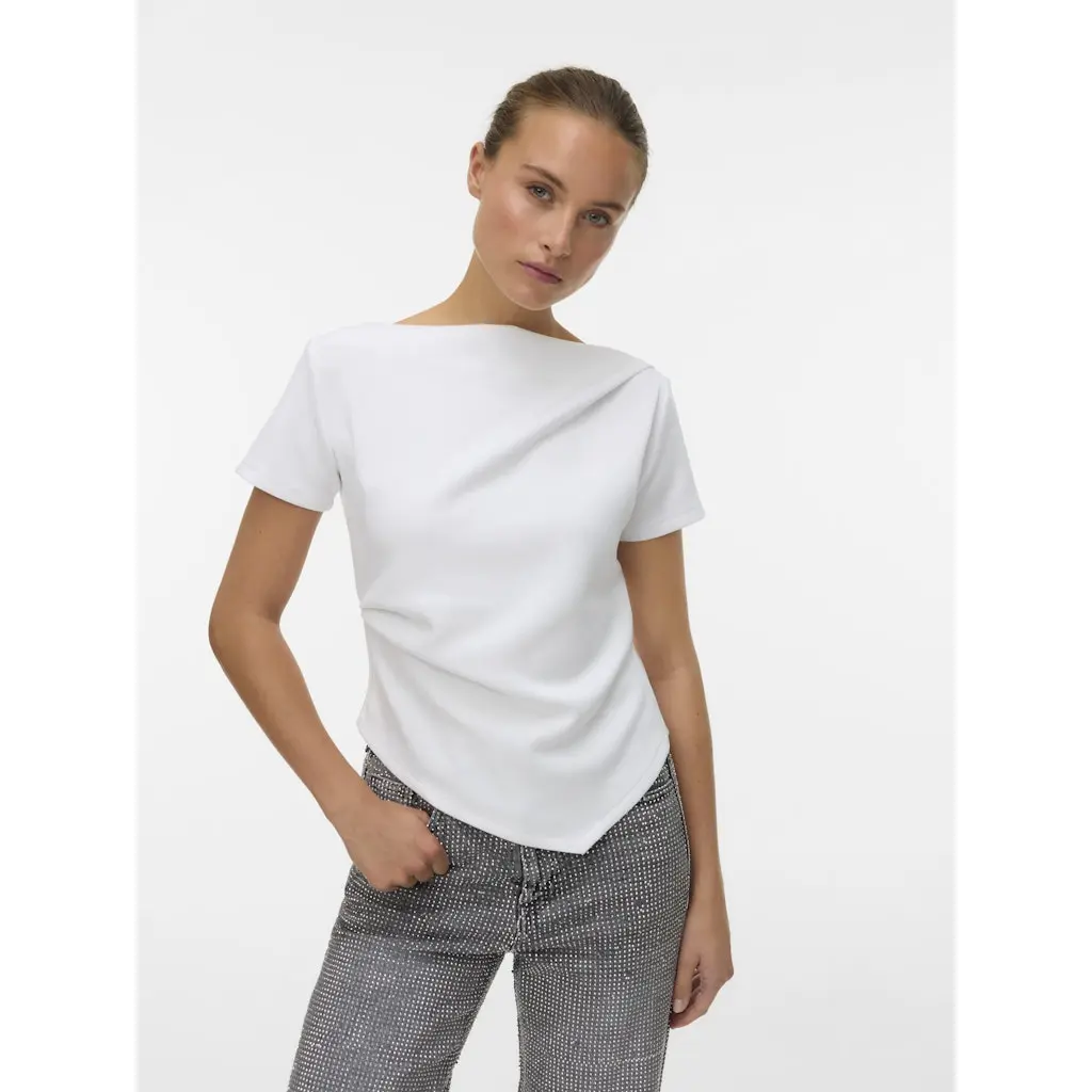 VERO-MODA_valkoinen-t-paita-epasymmetrisella-helmalla-ja-venepaantiella