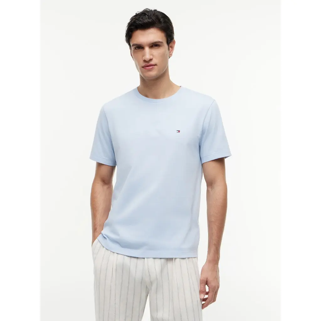 Tommy-Hilfiger_miesten-vaaleansininen-yksivarinen-t-paita-pienella-logomerkilla