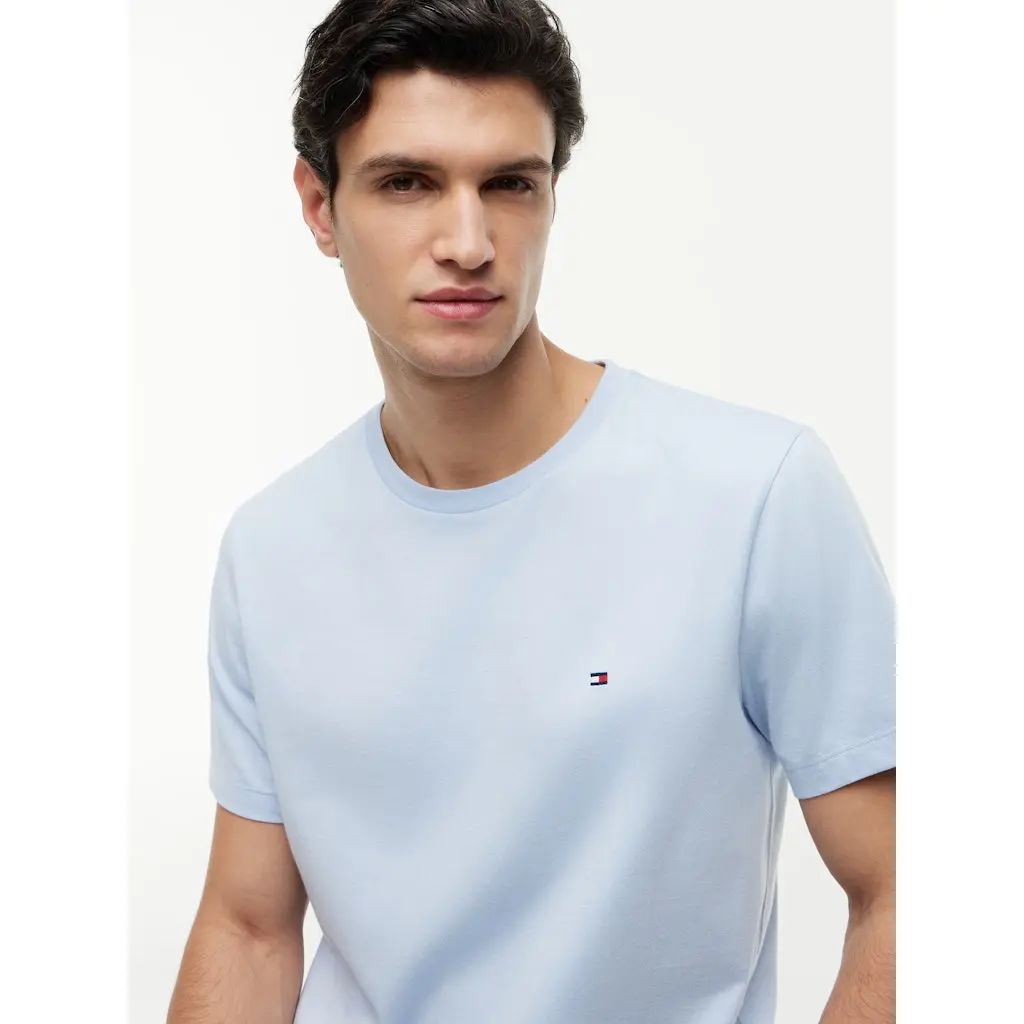 Tommy-Hilfiger_miesten-vaaleansininen-yksivarinen-t-paita-pienella-logomerkilla