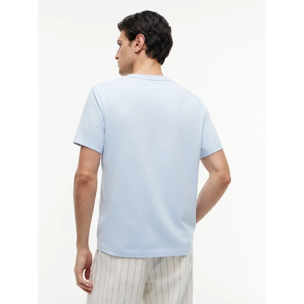 Tommy-Hilfiger_miesten-vaaleansininen-yksivarinen-t-paita-pienella-logomerkilla