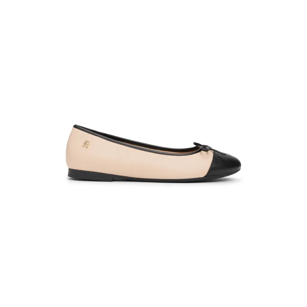 Tommy-Hilfiger_naisten-nahkainen-ballerina_toe-cap-nahkaballerina_hiekka-musta