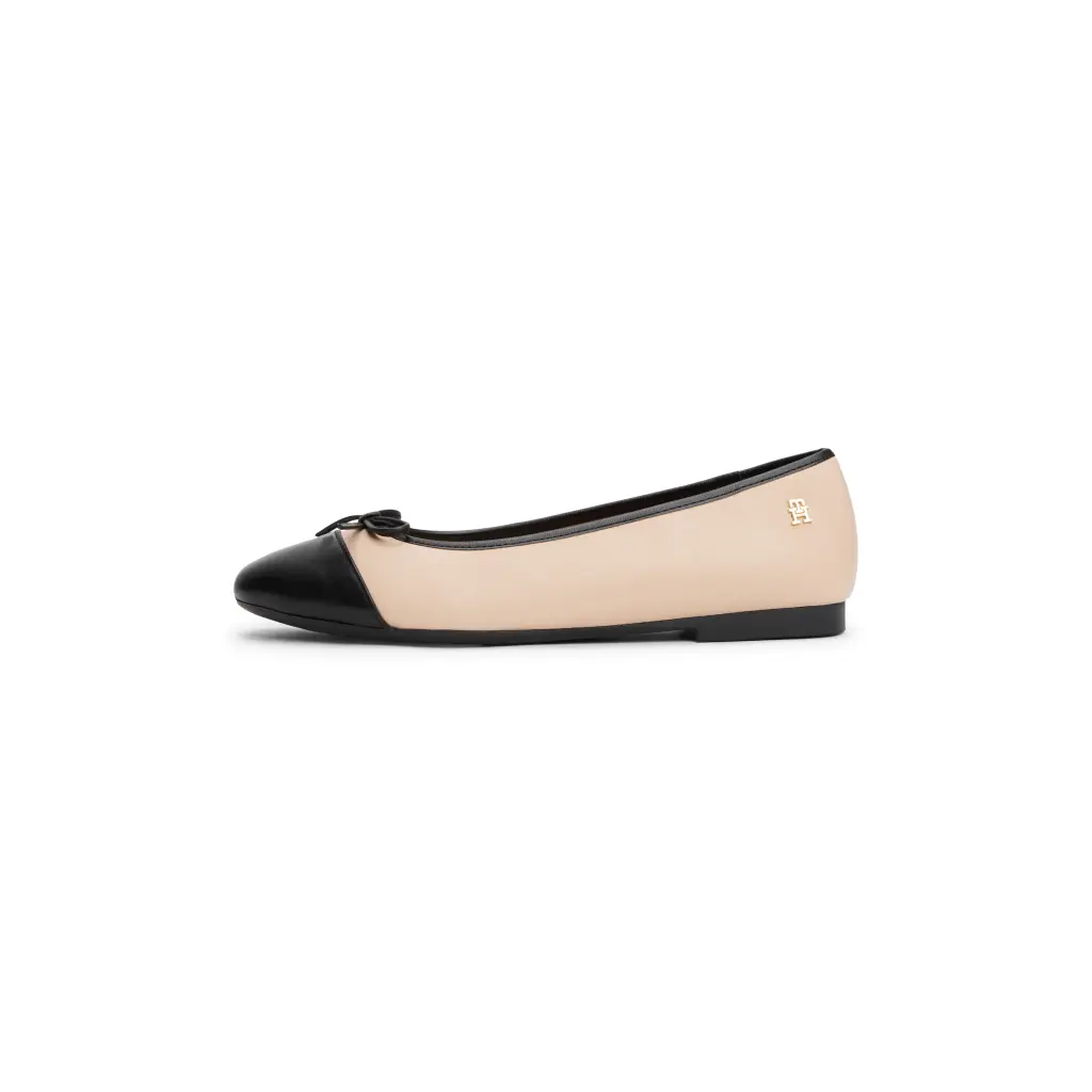 Tommy-Hilfiger_naisten-nahkainen-ballerina_toe-cap-nahkaballerina_hiekka-musta