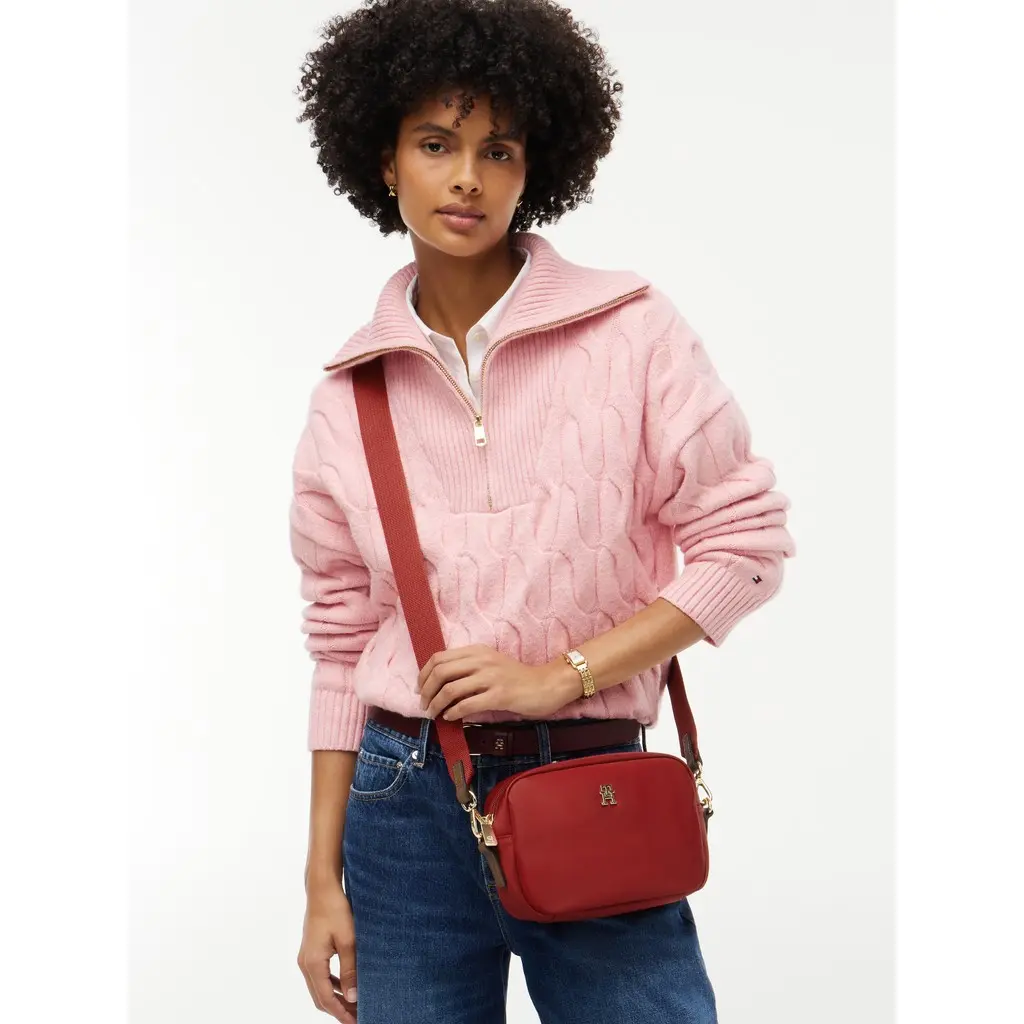 Tommy-Hilfiger-naisten-punainen-camera-laukku-kanvaspinnalla-ja-saadettavalla-pitkalla-kangashihnalla