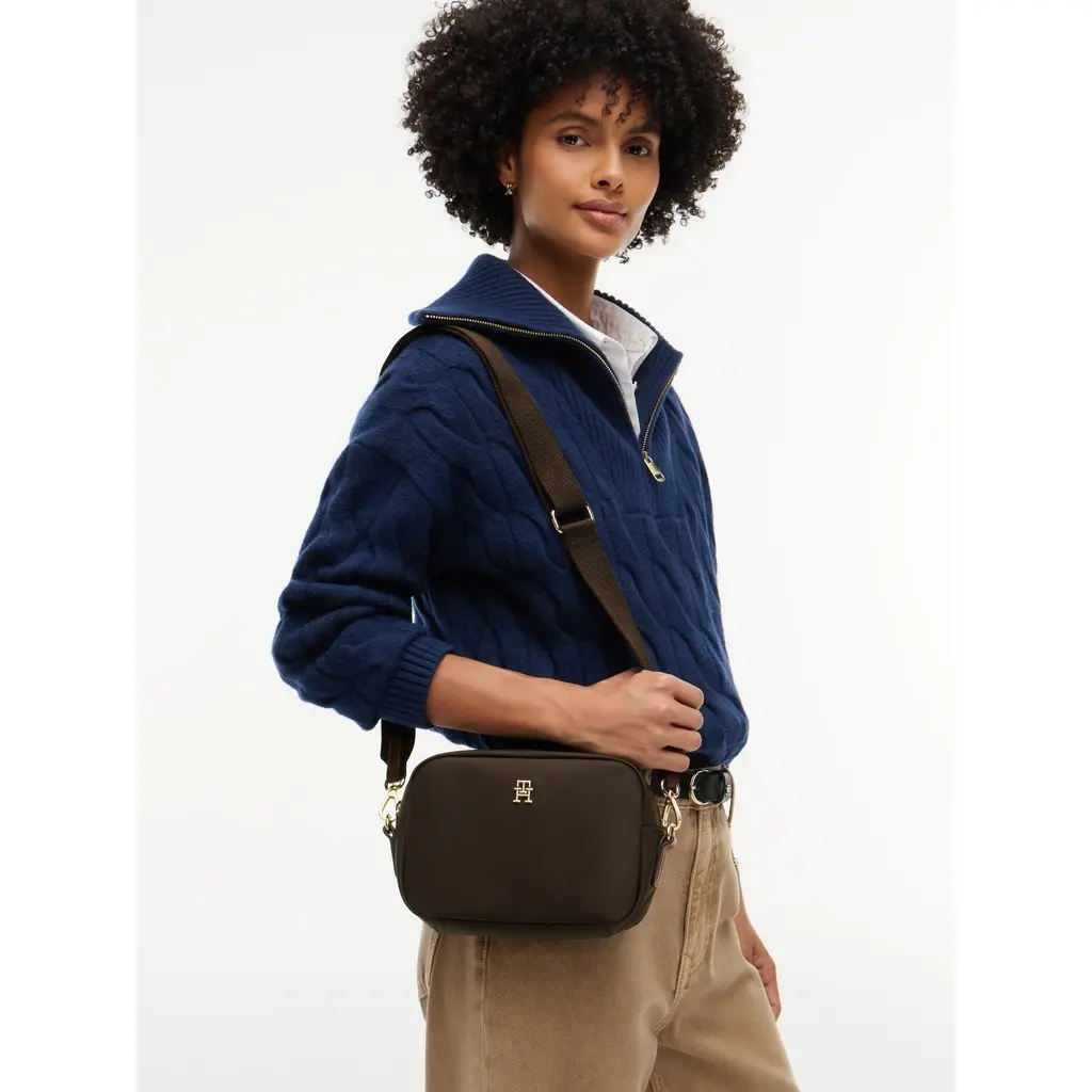 Tommy-Hilfiger-naisten-tummanruskea-pieni-nailon-laukku-levealla-olkahihnalla