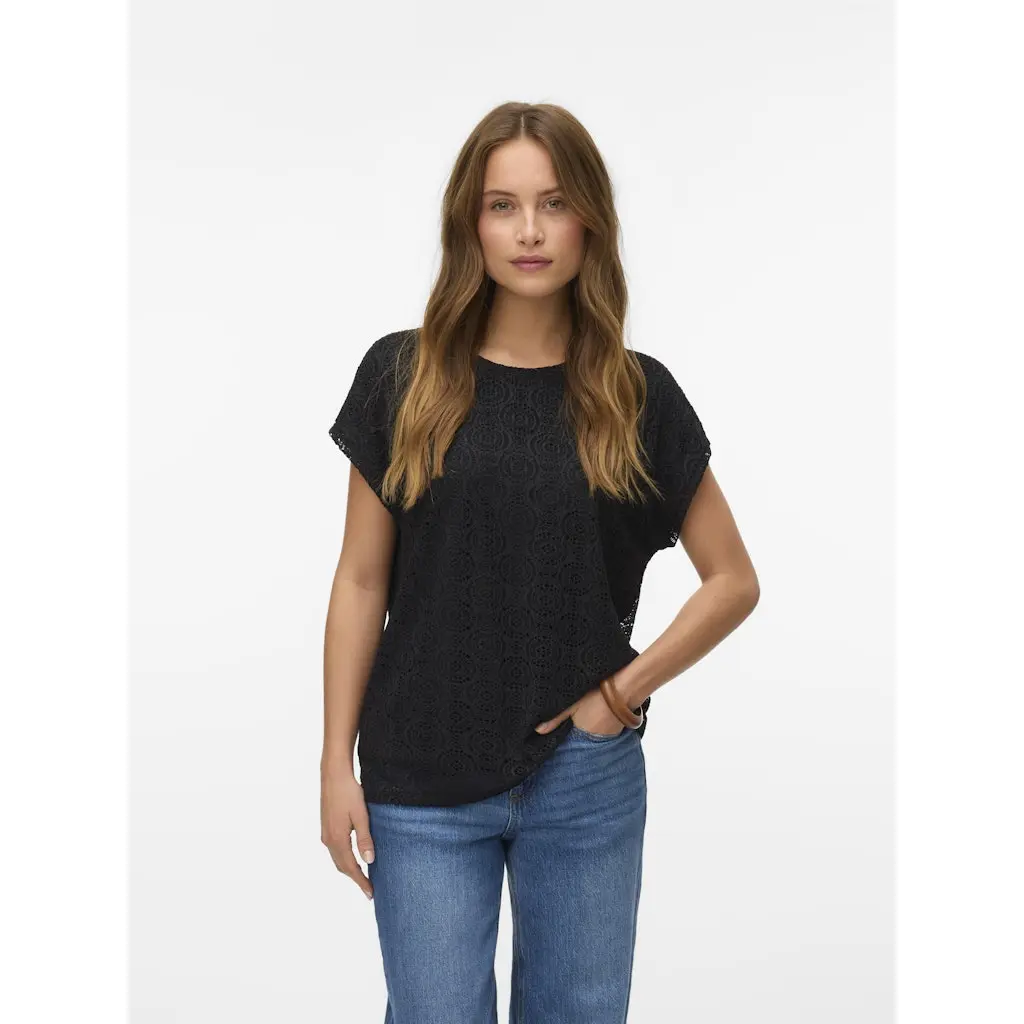 VERO-MODA_musta-naisten-pitsit-paita