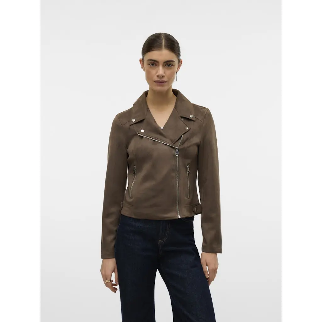 VERO-MODA_ruskea-mokkanahkatakki-naisille-bikertyylinen-nahkatakki-naisille-ruskeana