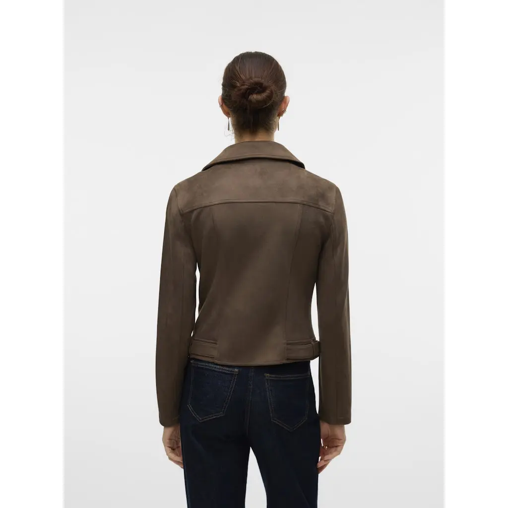 VERO-MODA_ruskea-mokkanahkatakki-naisille-bikertyylinen-nahkatakki-naisille-ruskeana
