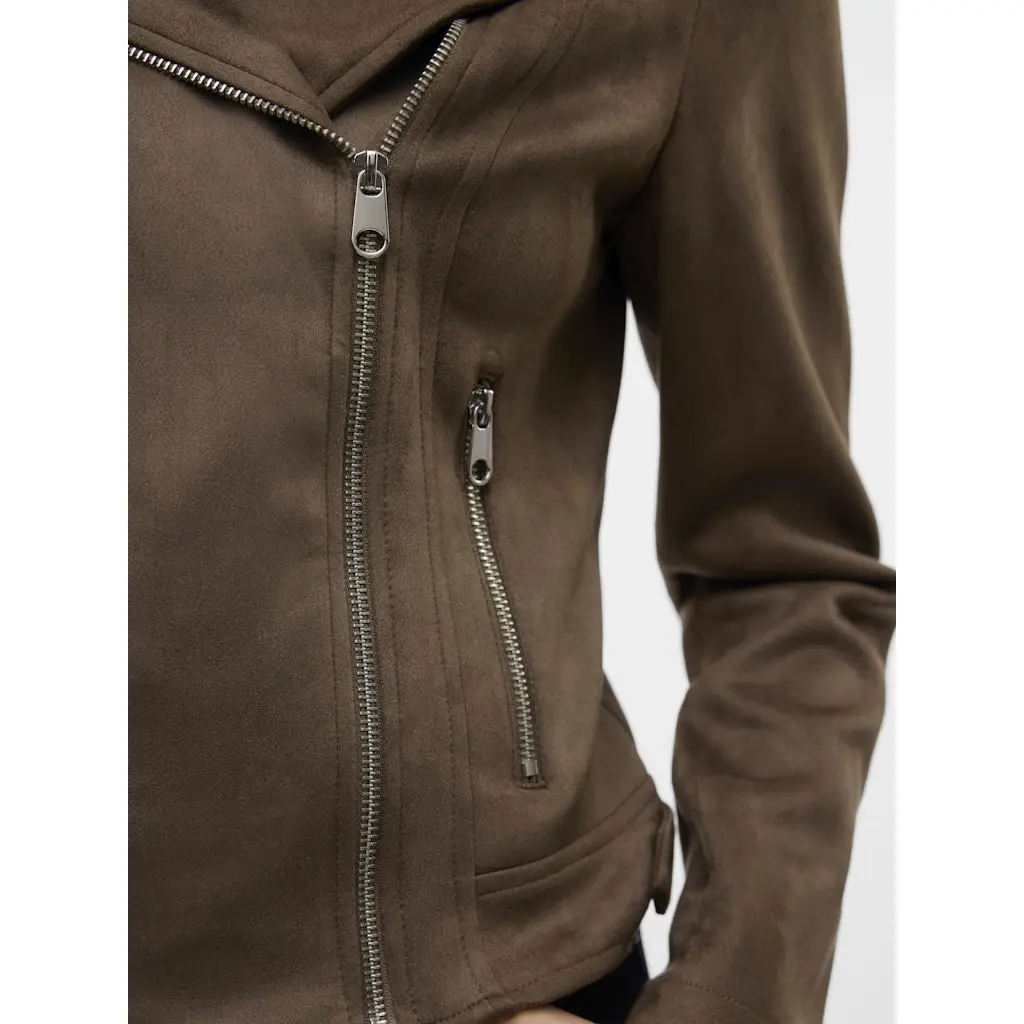 VERO-MODA_ruskea-mokkanahkatakki-naisille-bikertyylinen-nahkatakki-naisille-ruskeana