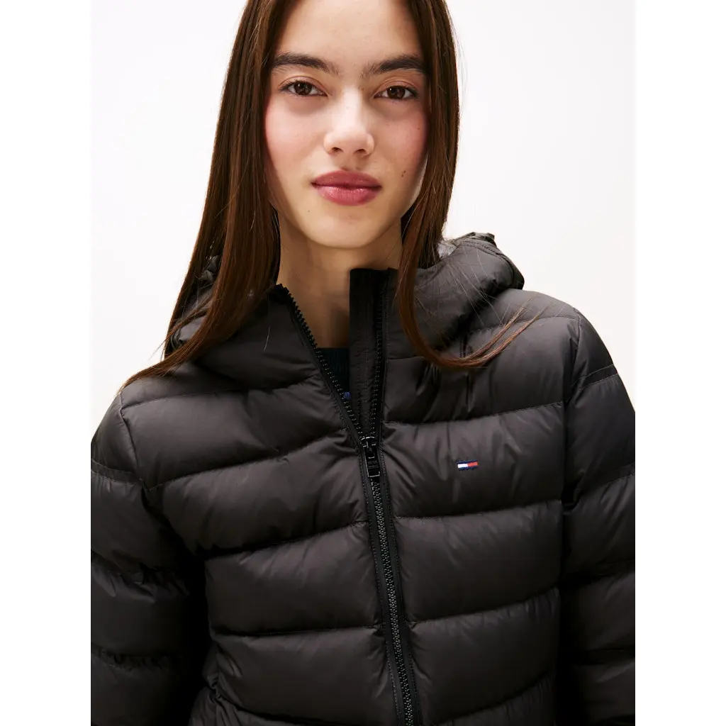 Tommy-Jeans-_naisten-musta-lyhyt-kevytuntuvatakki_slim-untuvatakki_DW0DW21617BDS