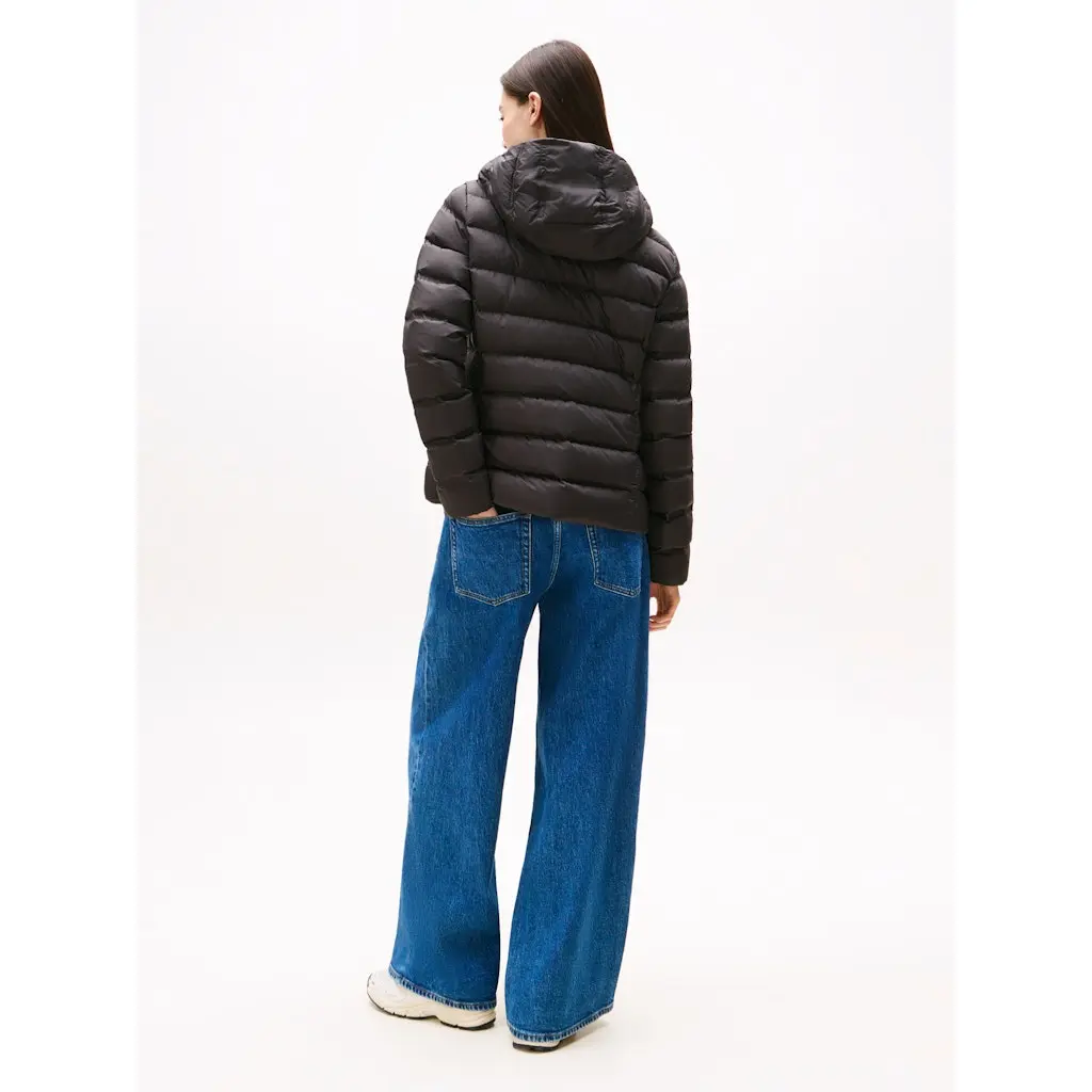 Tommy-Jeans-_naisten-musta-lyhyt-kevytuntuvatakki_slim-untuvatakki_DW0DW21617BDS