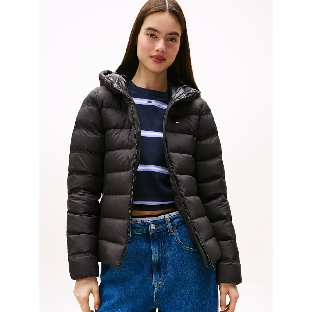 Tommy-Jeans-_naisten-musta-lyhyt-kevytuntuvatakki_slim-untuvatakki_DW0DW21617BDS