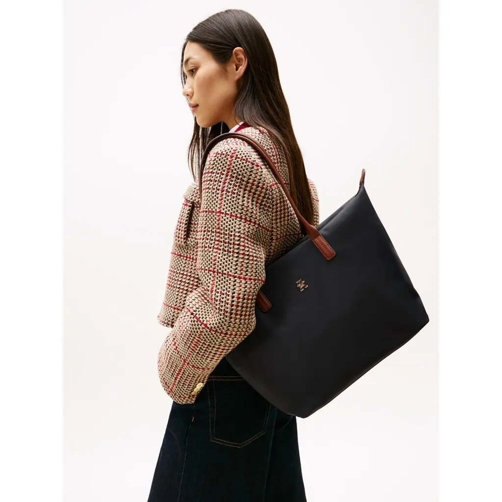 Tommy-Hilfiger-musta-naisten-vetoketjullinen-nailon-laukku