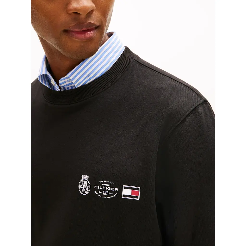 Tommy-Hilfiger_miesten-musta-collegepaita_FA2025_BDS_MW0MW40863BDS