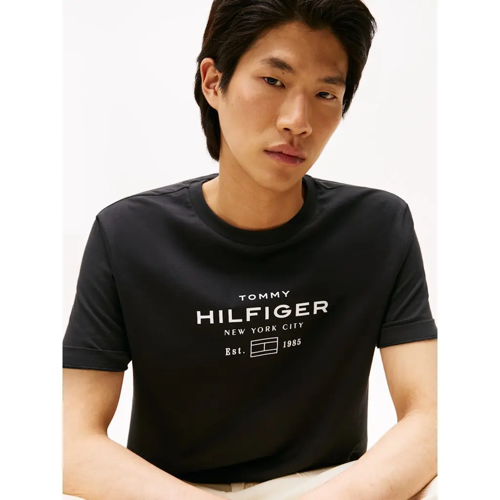 Tommy-Hilfiger_miesten-musta-puuvillainen-perust-paita-logoprintilla