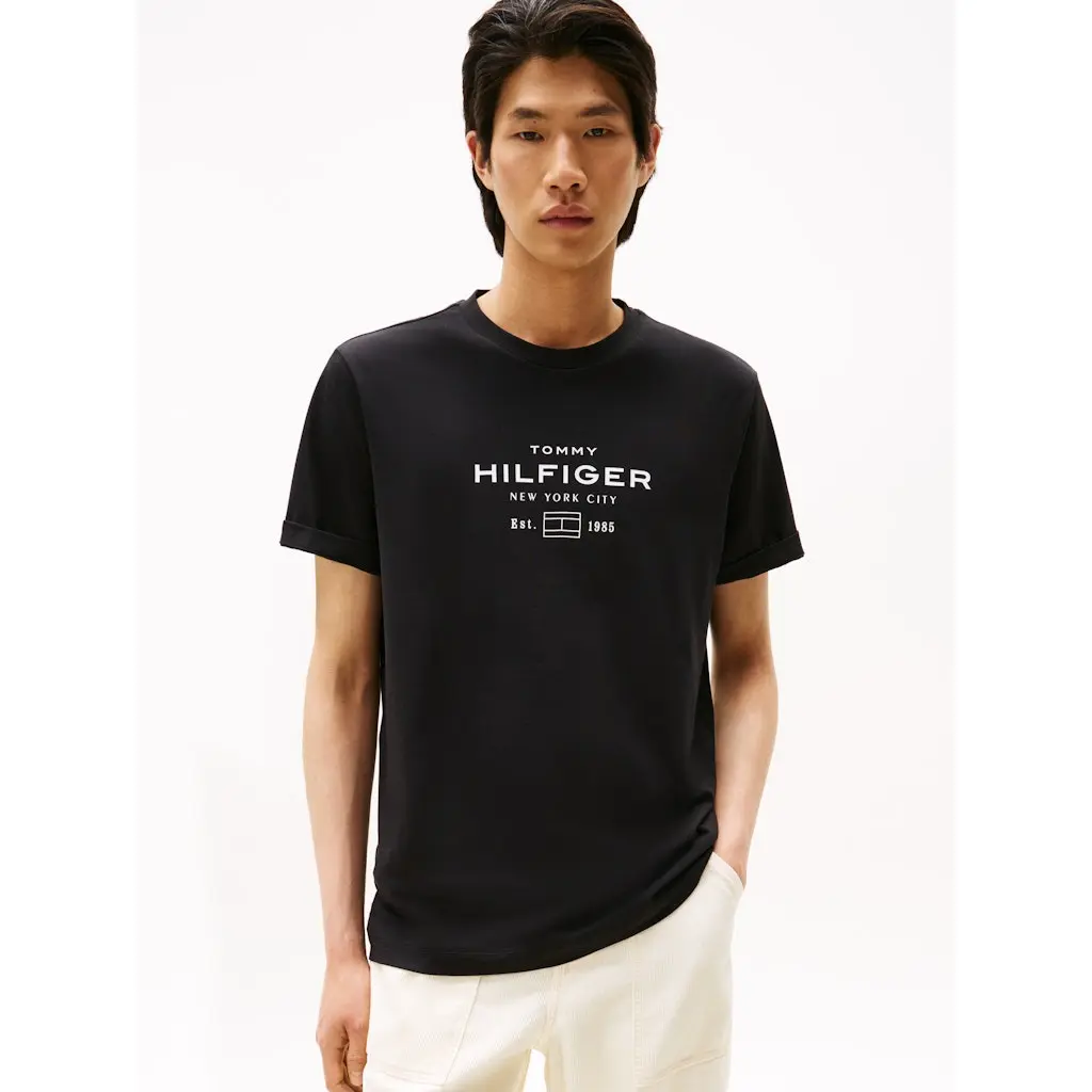 Tommy-Hilfiger_miesten-musta-puuvillainen-perust-paita-logoprintilla