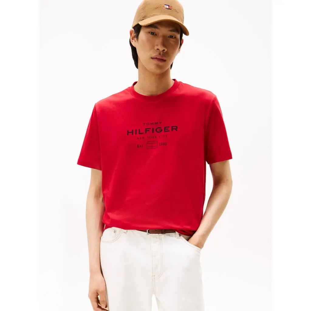 Tommy-Hilfiger_miesten-punainen-logot-paita_FA2025
