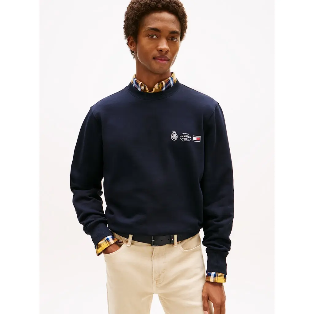 Tommy-Hilfiger_miesten-tummansininen-collegepaita-logolla