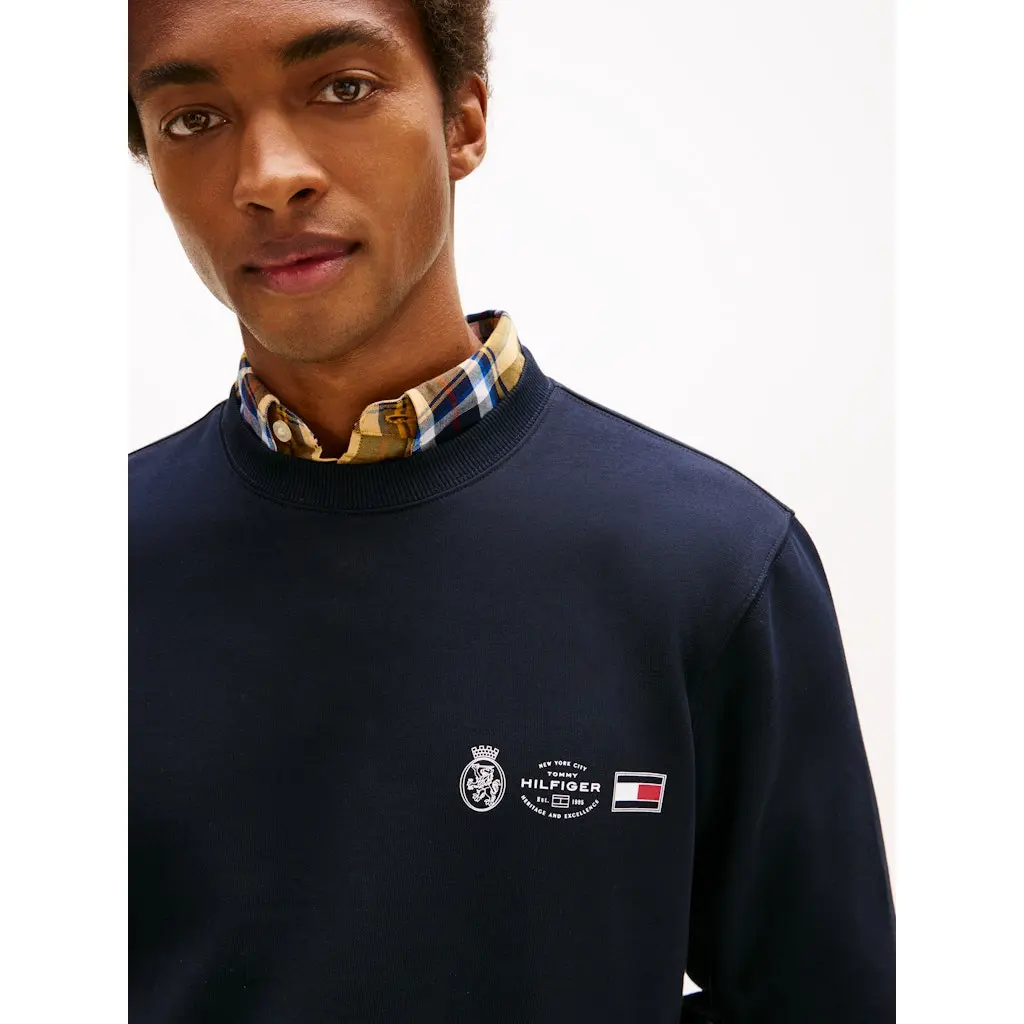 Tommy-Hilfiger_miesten-tummansininen-collegepaita-logolla