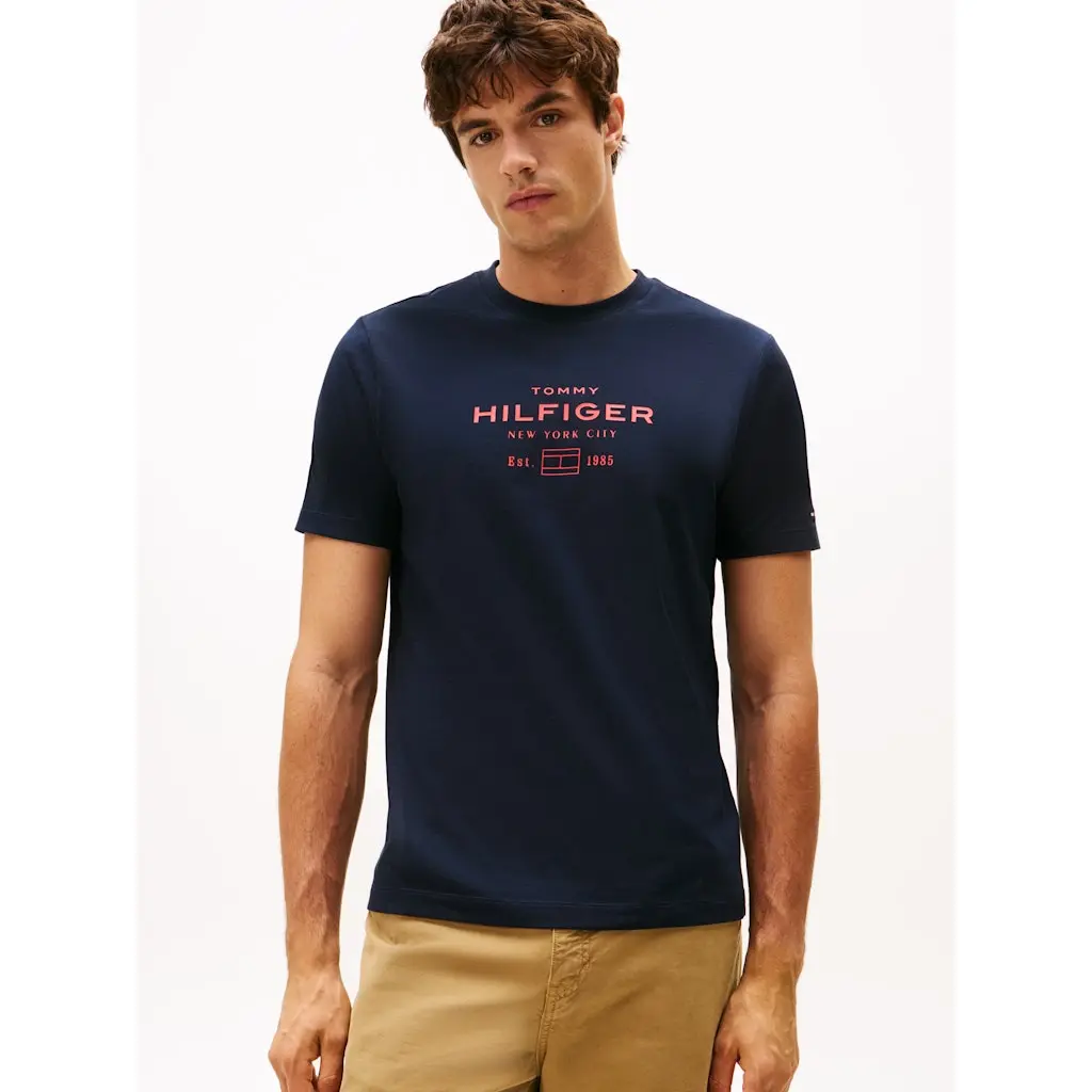 Tommy-Hilfiger_miesten-tummansininen-puuvillainen-t-paita-printilla
