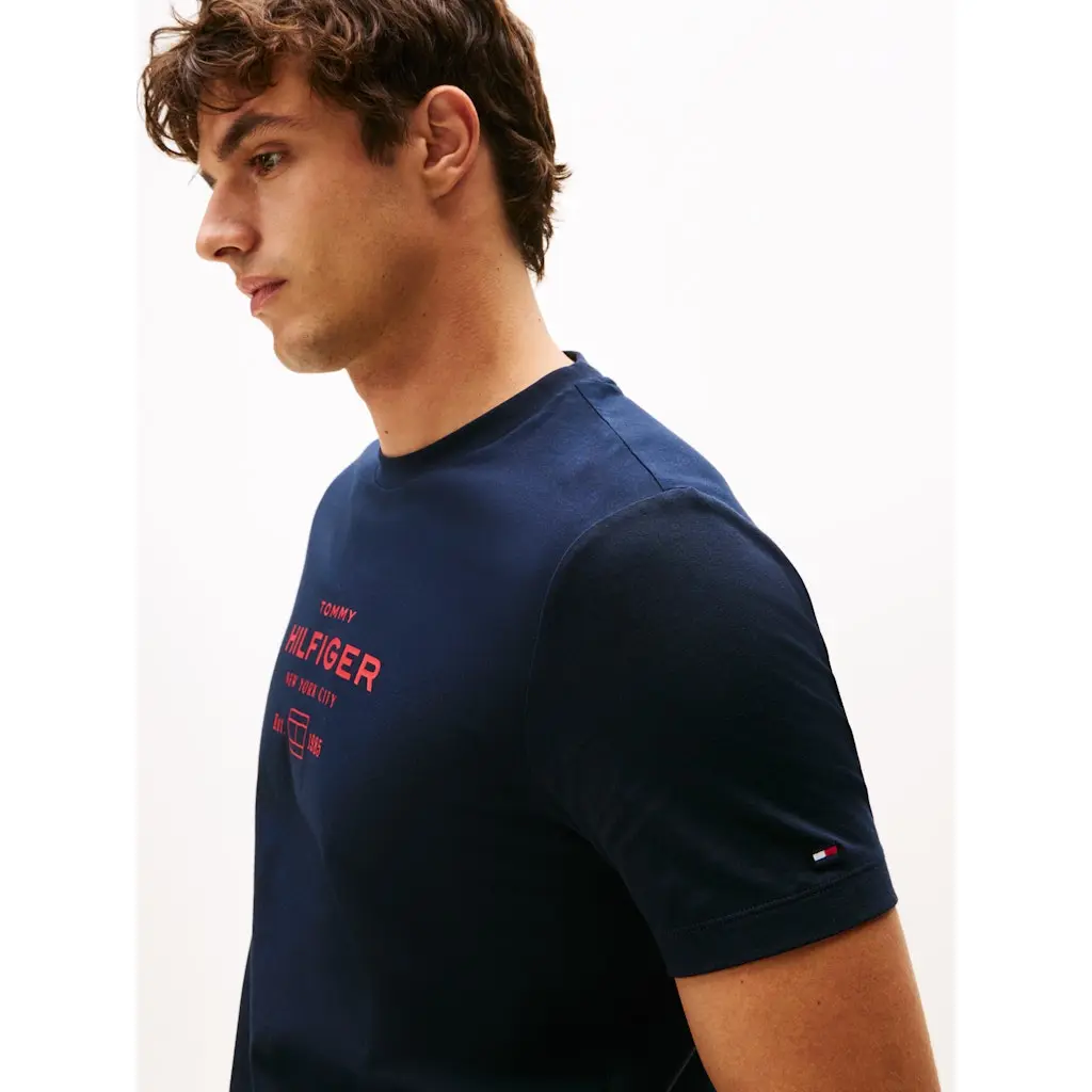 Tommy-Hilfiger_miesten-tummansininen-puuvillainen-t-paita-printilla