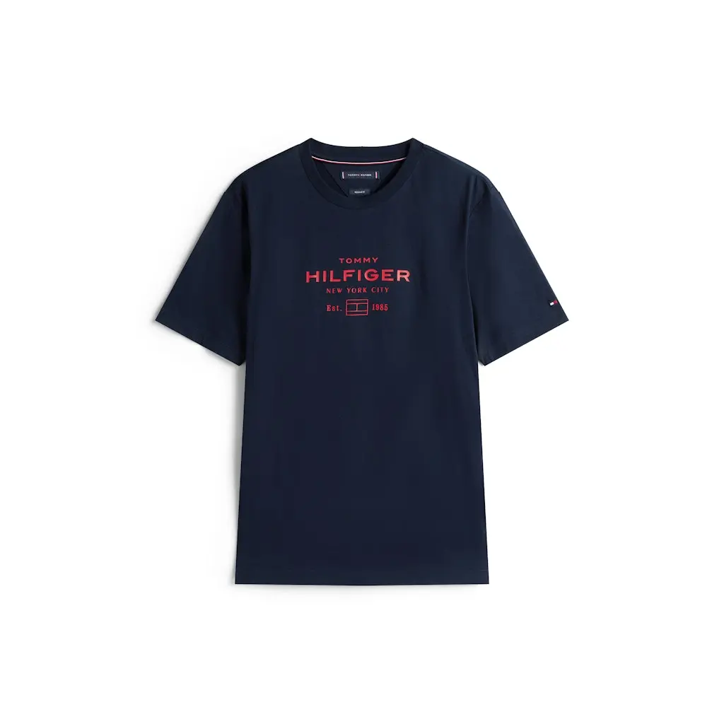 Tommy-Hilfiger_miesten-tummansininen-puuvillainen-t-paita-printilla