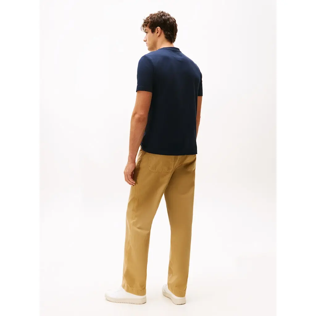 Tommy-Hilfiger_miesten-tummansininen-puuvillainen-t-paita-printilla