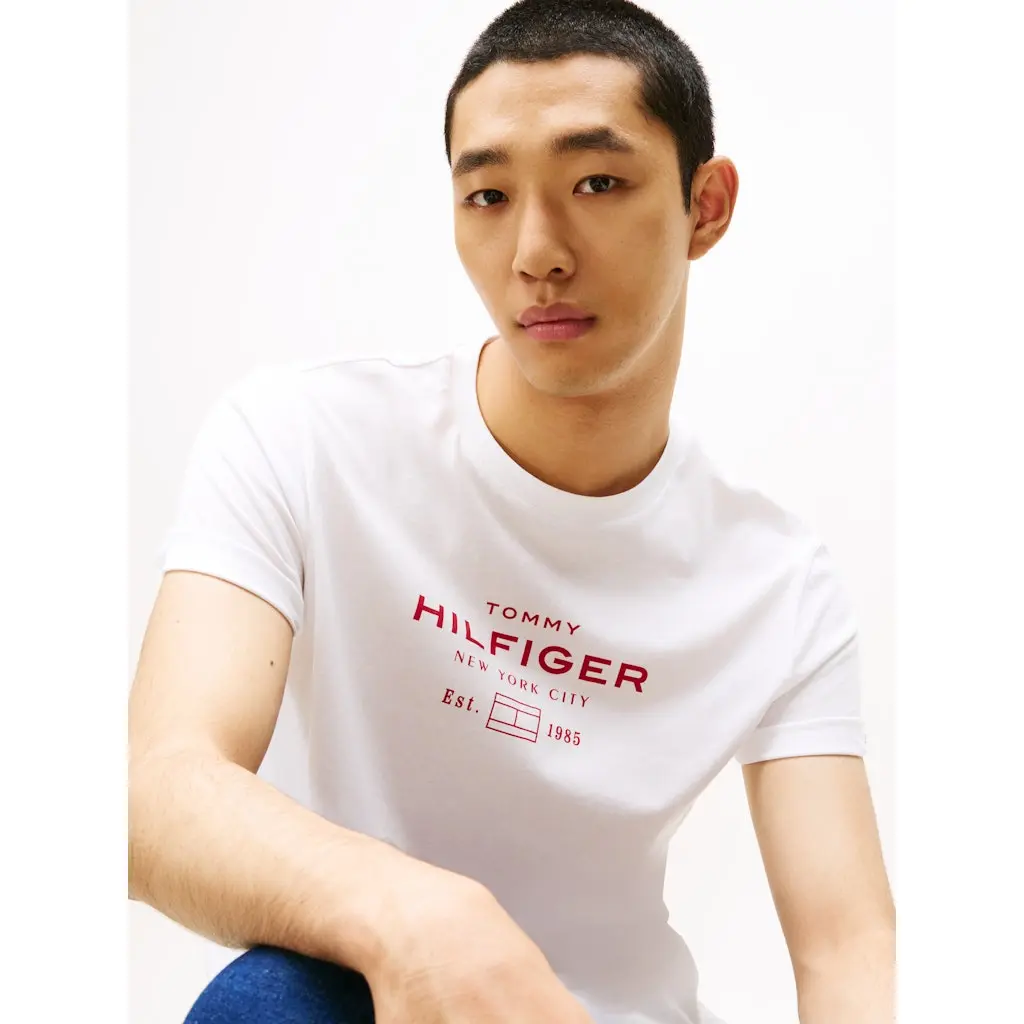 Tommy-Hilfiger_miesten-valkoinen-t-paita_hilfiger-stack-graphic-t-shirt