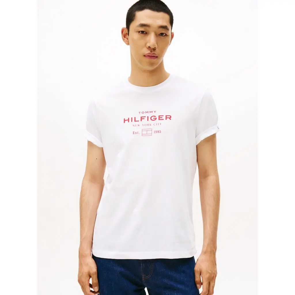 Tommy-Hilfiger_miesten-valkoinen-t-paita_hilfiger-stack-graphic-t-shirt