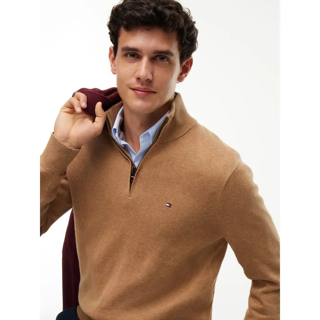 Tommy-Hilfiger-miesten-beige-neulepaita-pystykauluksella-ja-puolivetoketjulla