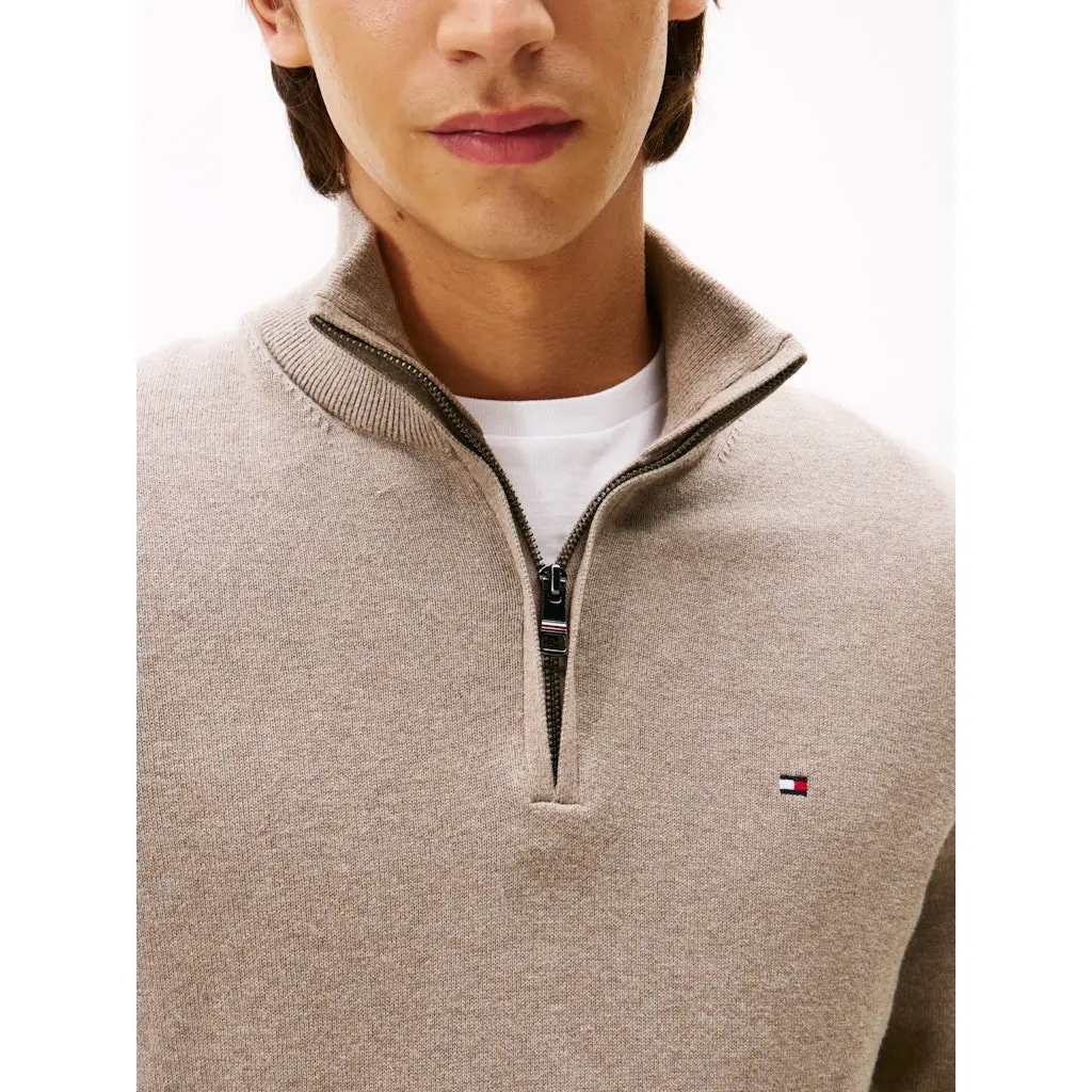 Tommy-Hilfiger_miesten-tummanhiekan-savyinen-neulepusero-pystykauluksella