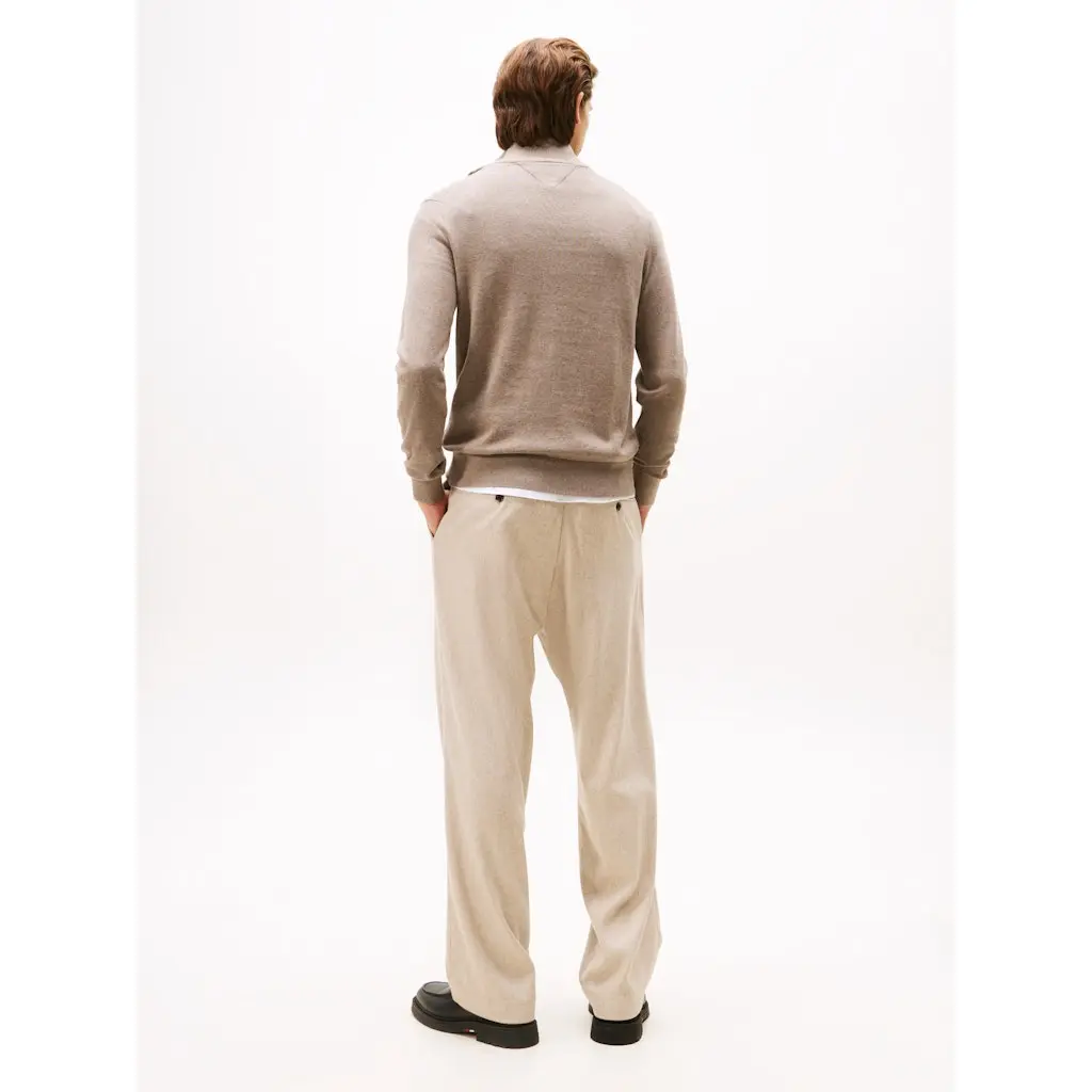 Tommy-Hilfiger_miesten-tummanhiekan-savyinen-neulepusero-pystykauluksella