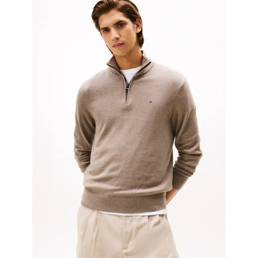 Tommy-Hilfiger_miesten-tummanhiekan-savyinen-neulepusero-pystykauluksella