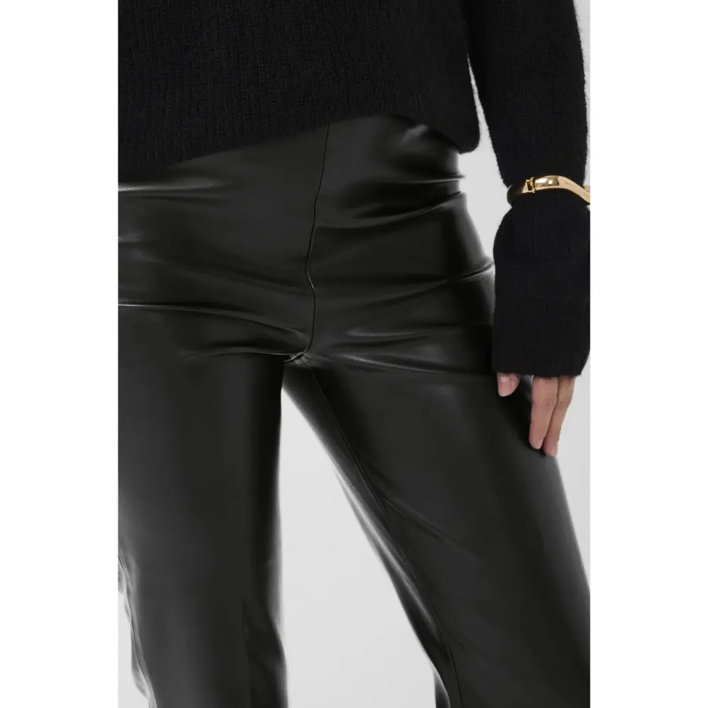 Soaked-in-Luxury_naisten-mustat-keinonahkaiset-joustavat-housut-vajaamittaisella-levealla-lahkeella_kaylee-pu-kickflare-pants