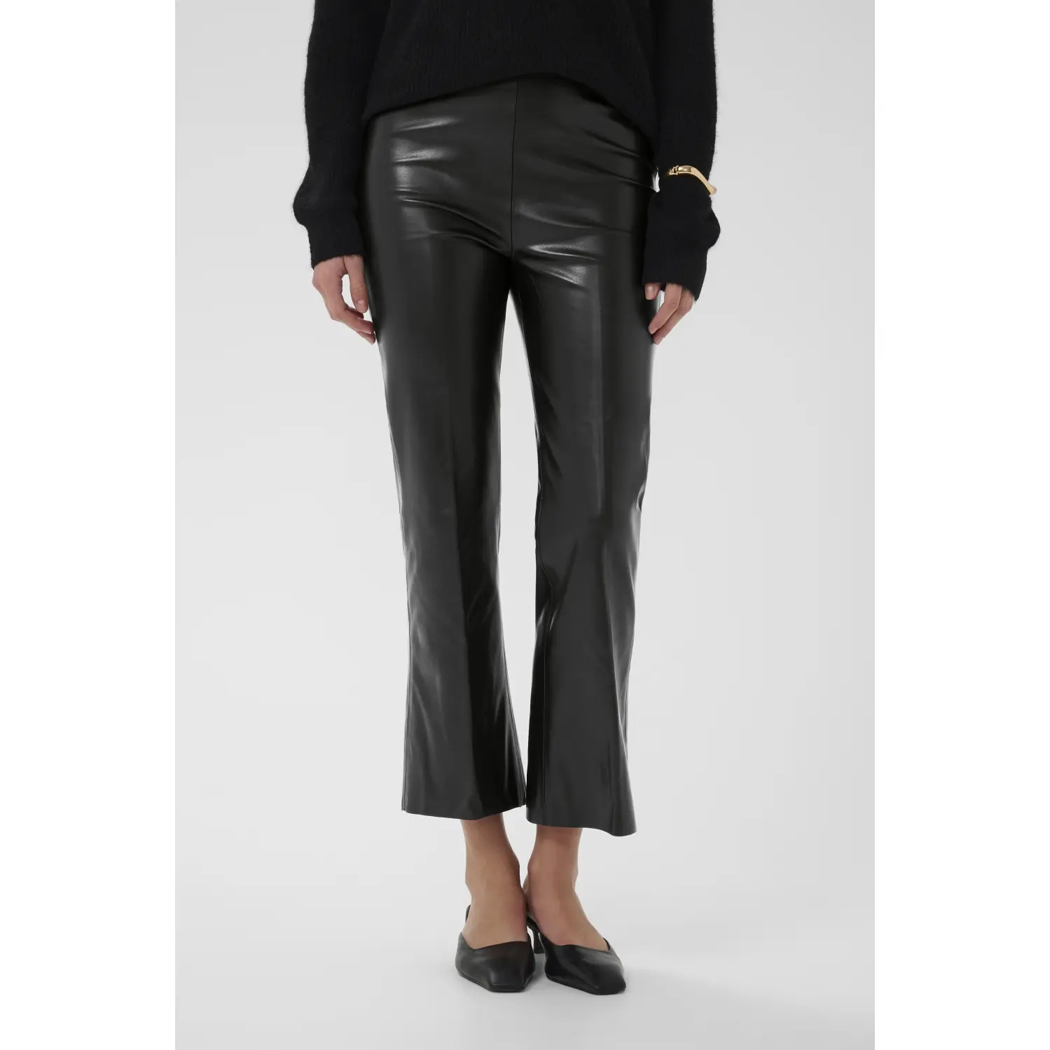 Soaked-in-Luxury_naisten-mustat-keinonahkaiset-joustavat-housut-vajaamittaisella-levealla-lahkeella_kaylee-pu-kickflare-pants