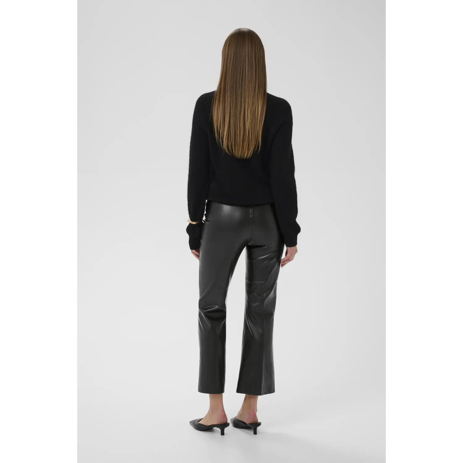 Soaked-in-Luxury_naisten-mustat-keinonahkaiset-joustavat-housut-vajaamittaisella-levealla-lahkeella_kaylee-pu-kickflare-pants