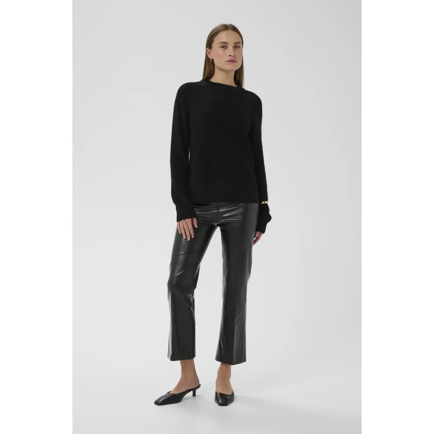 Soaked-in-Luxury_naisten-mustat-keinonahkaiset-joustavat-housut-vajaamittaisella-levealla-lahkeella_kaylee-pu-kickflare-pants