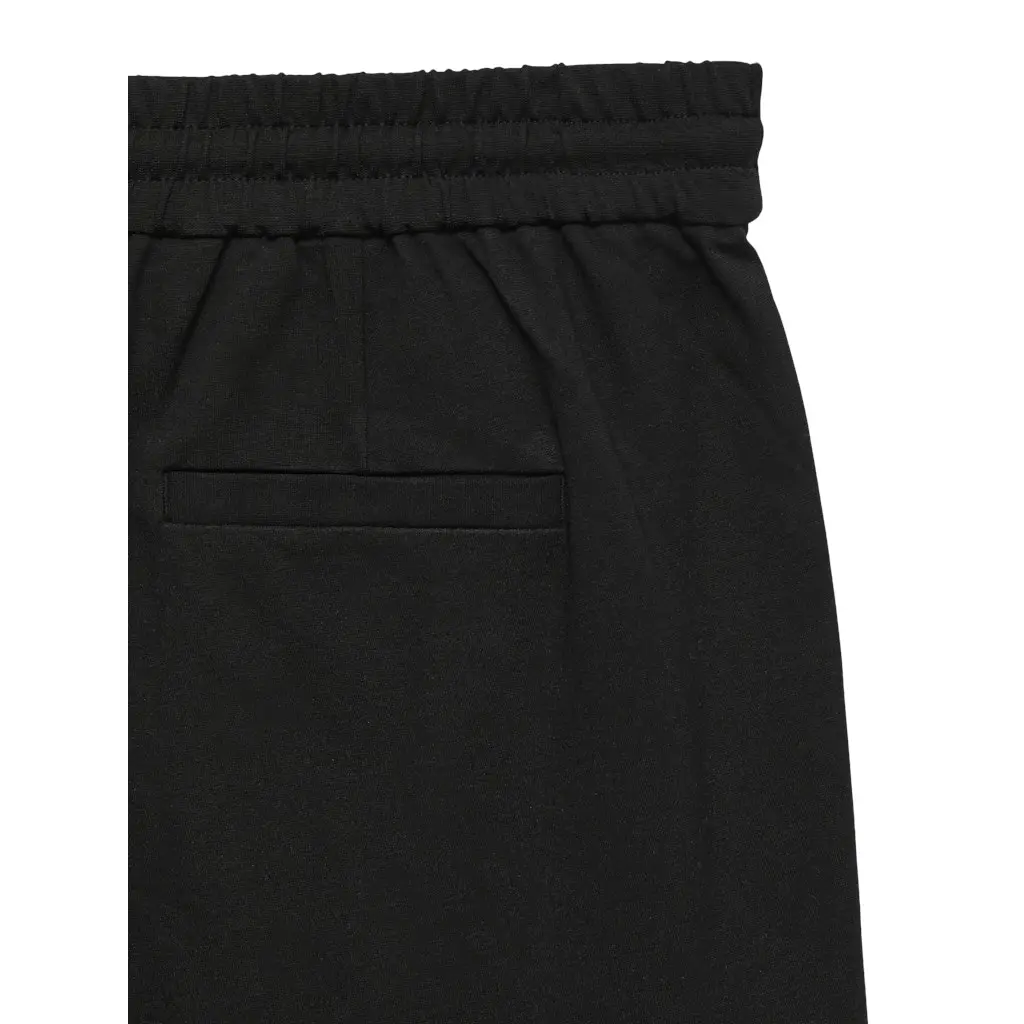 VERO-MODA_naisten-mustat-kapealinjaiset-mutta-rennot-eva-trikoohousut