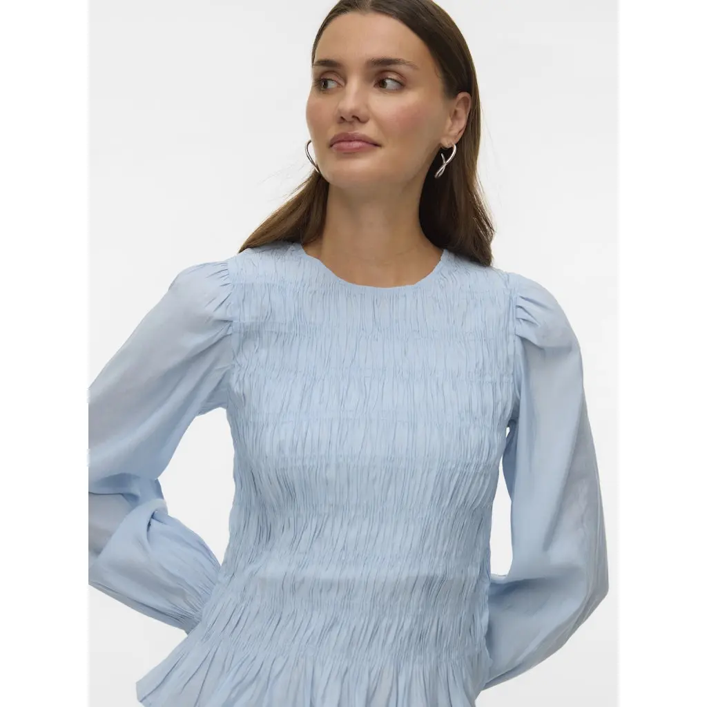 VERO-MODA_smokkirypytetty-naisten-vaaleansininen-pusero