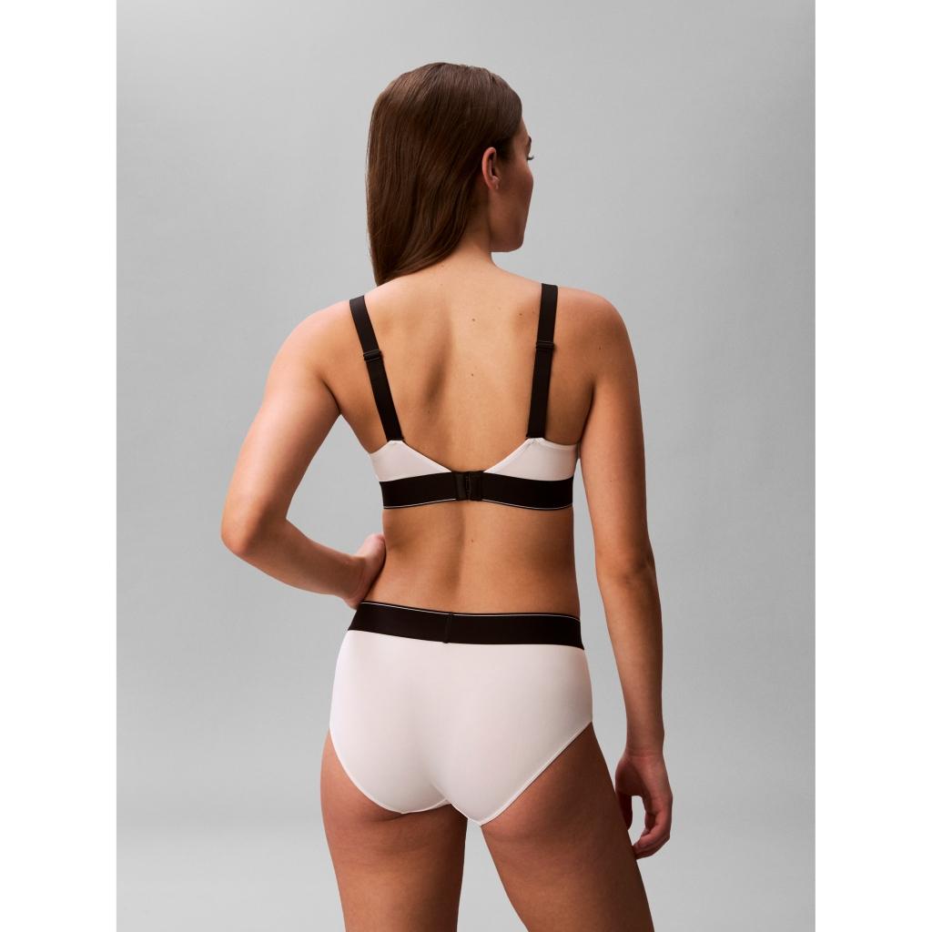 Calvin-Klein_kevyesti-topatut-liivit_valkoinen