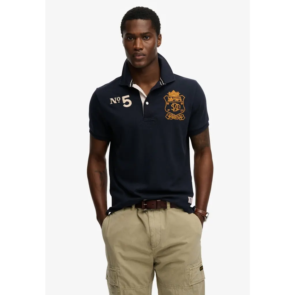 Superdry_miesten-tummansinein-pikeepaita-brodeerauksella