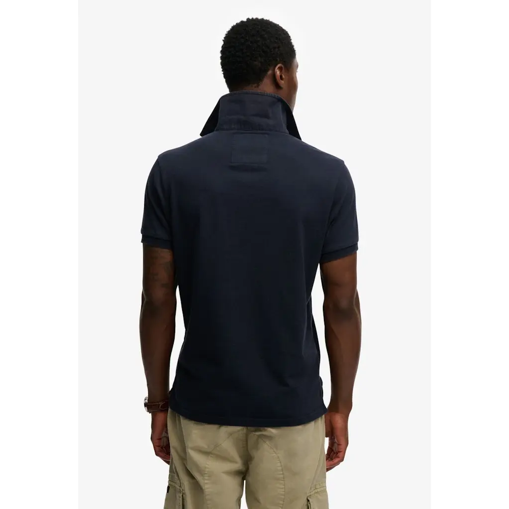 Superdry_miesten-tummansinein-pikeepaita-brodeerauksella