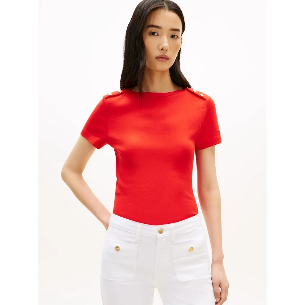 Tommy-Hilfiger_punainen-puuvillainen-t-paita-kultaisilla-nappiyksityiskohdilla