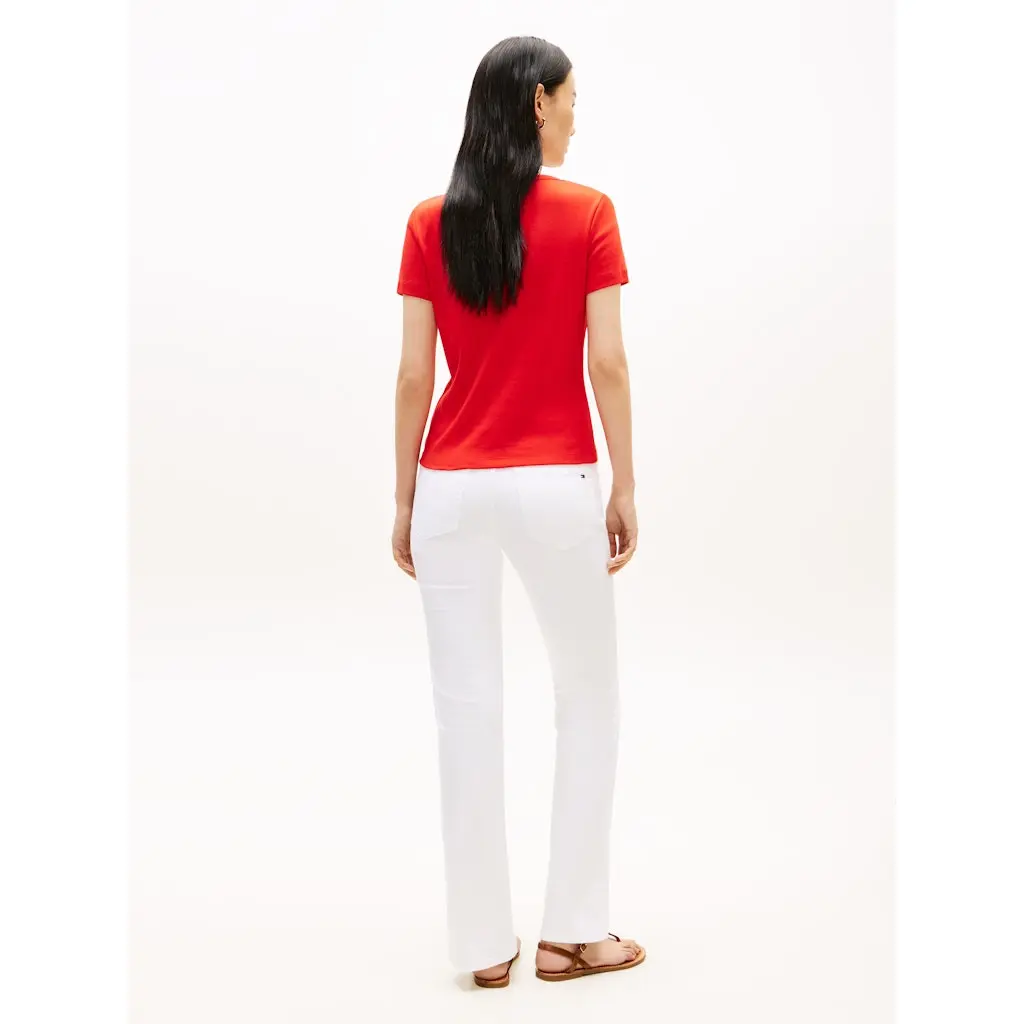 Tommy-Hilfiger_punainen-puuvillainen-t-paita-kultaisilla-nappiyksityiskohdilla